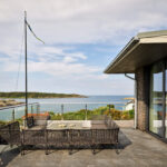 Vi erbjuder glasräcken som är helt anpassade efter dina behov och önskemål. Valmöjligheterna är många när det gäller höjd, bredd och design. Du kan också välja glasets typ och eventuella ytbehandlingar för att skapa ett räcke som passar perfekt i din miljö.