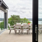 Våra glasräcken är tillverkade av material av högsta kvalitet, vilket garanterar lång livslängd och pålitlig funktion. Glas och tillhörande konstruktioner kräver minimalt underhåll och ger dig en hållbar lösning som behåller sin estetik över tid.