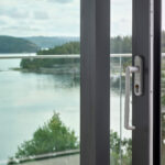 Ett måttanpassat glasräcke ger ditt hem ett stilrent och modernt intryck. Dess minimalistiska design smälter in i omgivningen och förstärker en känsla av ljus och rymd, samtidigt som det kombinerar funktion och elegans.