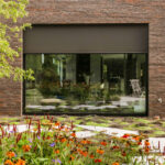 MINIMALISTISKT Inbyggda screenmarkiser ger ett rent, modernt och diskret uttryck. De bevarar hemmets arkitektur och låter ljus och utsikt stå i centrum, samtidigt som de skapar ett optimalt inomhusklimat.