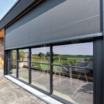 MÅTTANPASSAT Vi erbjuder solskydd som anpassas helt efter dina mått och önskemål. Du väljer själv vävtyp, täthet och kulör för ett resultat som passar just din fasad och ditt ljusbehov.